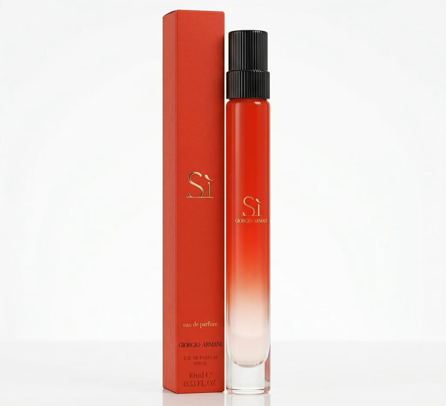 Giorgio Armani Sì Passione Eau De Parfum 10 ml resespray – en smal, cylindrisk glasflaska med en tonad färg som går från rött upptill till genomskinligt nedtill, och en svart räfflad kork. Flaskan står bredvid sin röda originalask med guldtext, på en vit reflekterande yta.