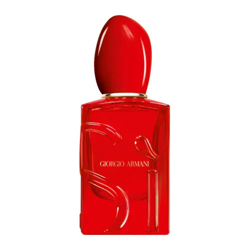 Giorgio Armani Sì Passione Red Musk Eau de Parfum – en strålande rubinröd, transparent glasflaska med "Sì"-logotypen inpräglad i 3D. Flaskan har en glänsande asymmetrisk röd kork, en guldring runt halsen och texten GIORGIO ARMANI i guld, stående mot en helt vit bakgrund.