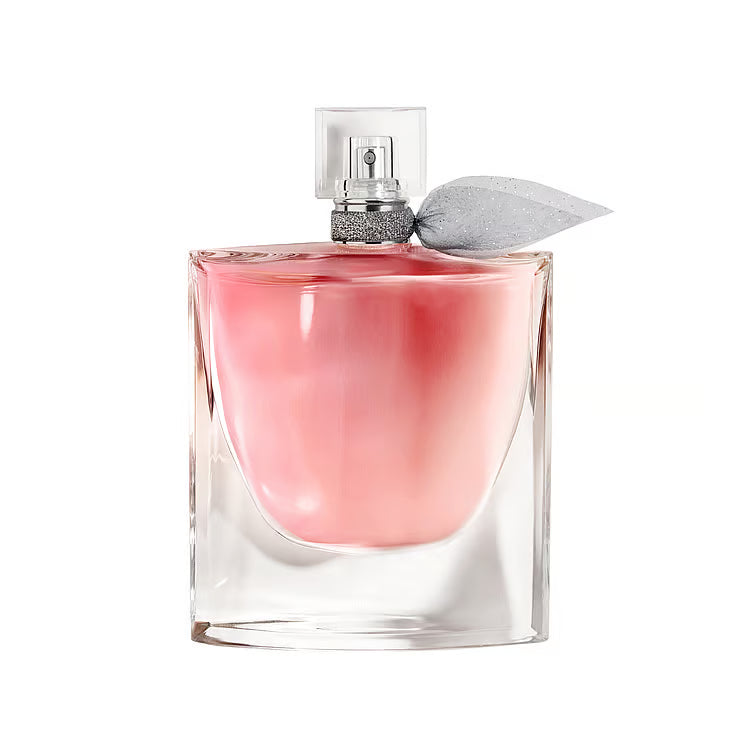 Lancôme La Vie Est Belle EdP damparfym – den ikoniska glasflaskan med ett "kristall-leende" i basen, fylld med en mjuk rosa vätska och prydd med en elegant grå organzarosett runt halsen.