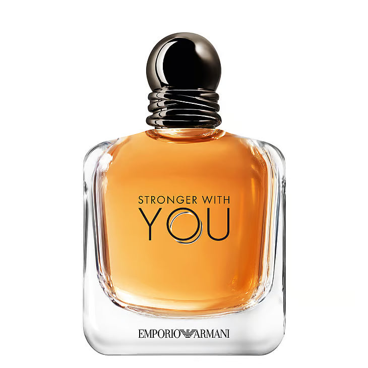 Emporio Armani Stronger With You Eau de Toilette – en elegant, kvadratisk glasflaska med en varm, bärnstensfärgad vätska och en mörk, räfflad kork, stående mot en mjuk, krämvit gradientbakgrund.