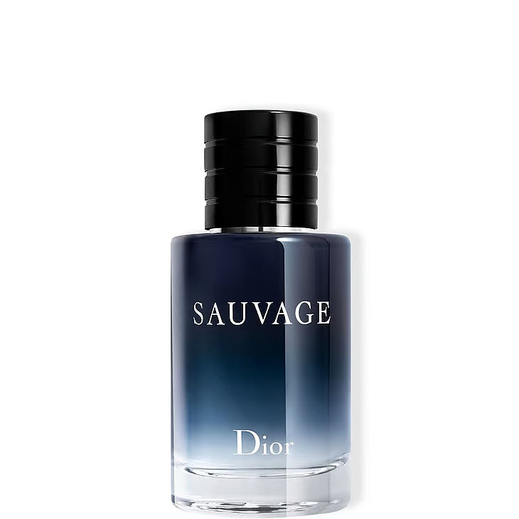 Dior Sauvage EdT herrparfym – en stilren cylindrisk glasflaska med en djup mörkblå till genomskinlig toning, prydd med vit text och en ikonisk svart räfflad kork.