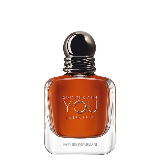 Glasflaska med Emporio Armani Stronger With You Intensely EdP, fylld med bärnstensfärgad parfym och mörk kork.