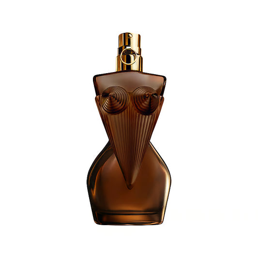 Jean Paul Gaultier Divine Elixir Parfum – en glasflaska formad som en kvinnlig silhuett klädd i en korsett med konformade kupor och räfflade detaljer. Flaskan är i en mörk, bärnstensbrun nyans med ett guldfärgat spraymunstycke och en säkerhetsring, stående mot en helt vit bakgrund