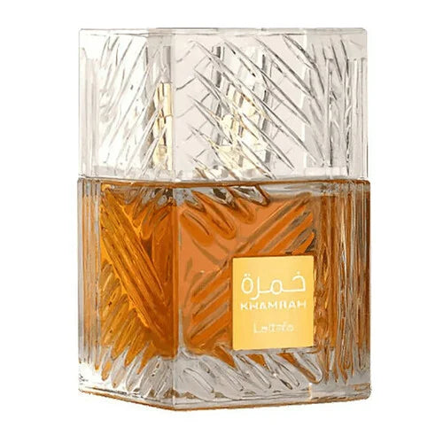 Lattafa Khamrah EdP 100 ml – en tung kristalliknande glasflaska med eleganta räfflade mönster, fylld med en djup bärnstensfärgad vätska och prydd med en fyrkantig guldetikett.
