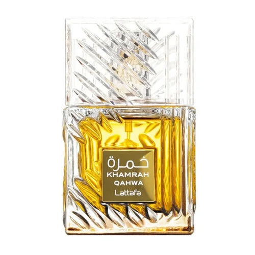 Lattafa Khamrah Qahwa EdP 100 ml – en tung och lyxig kristalliknande glasflaska med räfflade mönster, fylld med en rik bärnstensfärgad vätska och prydd med en fyrkantig guldetikett med texten Khamrah Qahwa.