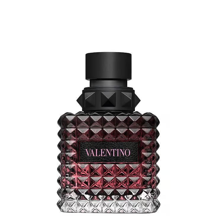 Valentino Donna Born in Roma Intense EdP – en iögonfallande glasflaska täckt av Valentinos ikoniska nitar (rockstuds). Flaskan har en mörk gradient som övergår från svart upptill till djuprosa nedtill, med en svart läderetikett och rosa logotyp, stående mot en vit bakgrund