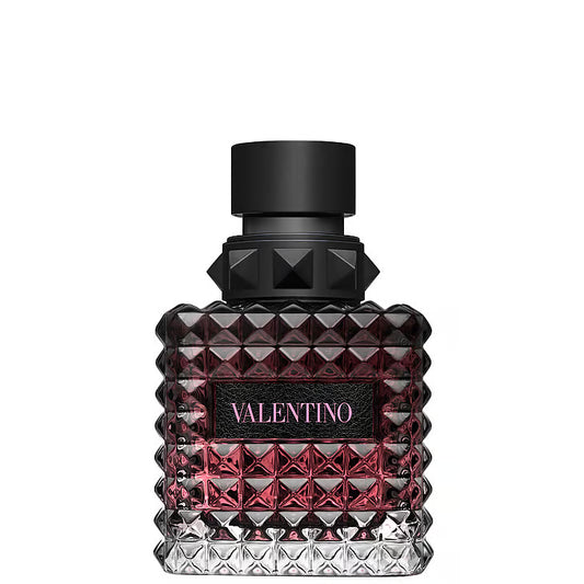 Valentino Donna Born in Roma Intense EdP – en iögonfallande glasflaska täckt av Valentinos ikoniska nitar (rockstuds). Flaskan har en mörk gradient som övergår från svart upptill till djuprosa nedtill, med en svart läderetikett och rosa logotyp, stående mot en vit bakgrund