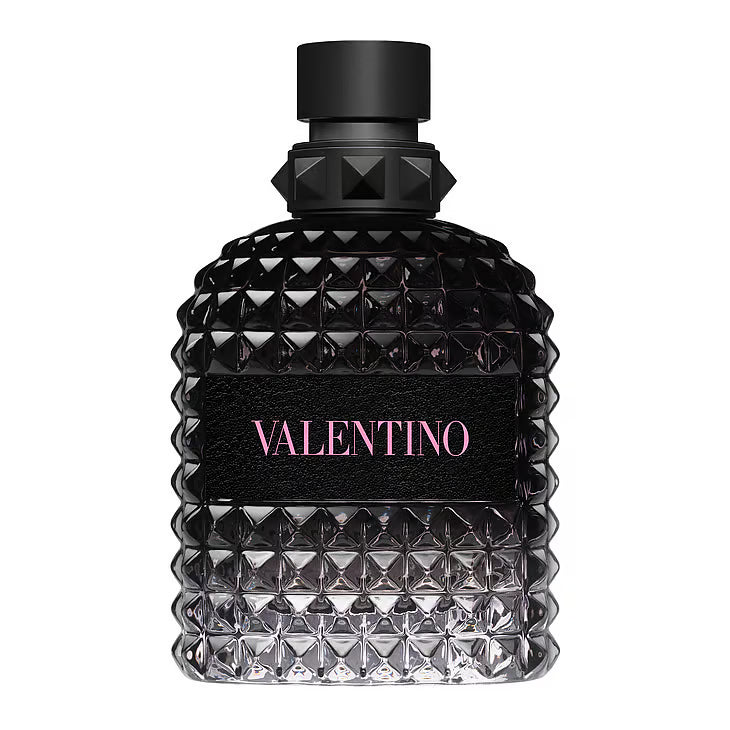 Valentino Uomo Born in Roma Eau de Toilette – en glasflaska med rundade axlar, täckt av Valentinos ikoniska nitar. Flaskan har en gradient som går från svart upptill till helt transparent och genomskinlig nedtill. Den har en svart läderetikett med rosa "VALENTINO"-logotyp, stående mot en vit bakgrund