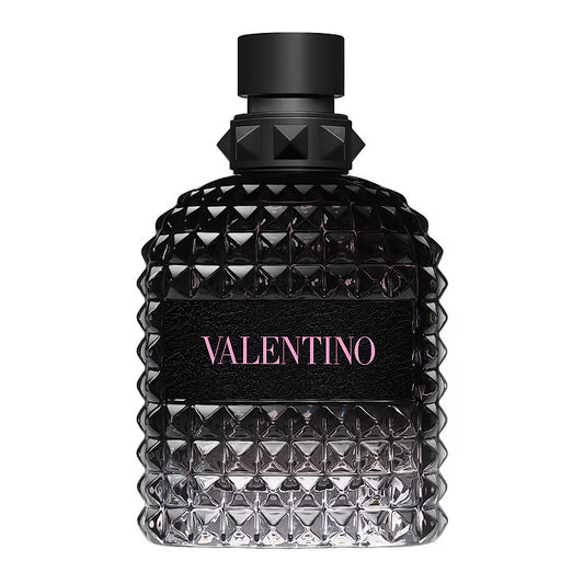 Valentino Uomo Born in Roma Eau de Toilette – en glasflaska med rundade axlar, täckt av Valentinos ikoniska nitar. Flaskan har en gradient som går från svart upptill till helt transparent och genomskinlig nedtill. Den har en svart läderetikett med rosa "VALENTINO"-logotyp, stående mot en vit bakgrund