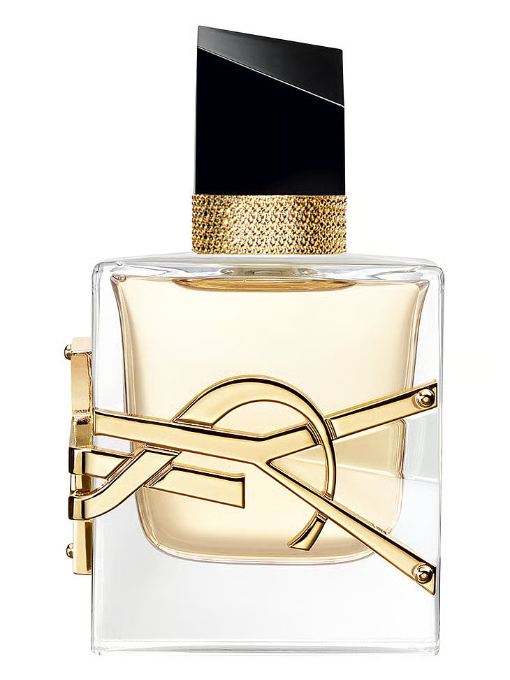 YSL Libre EdP – detaljbild av den ikoniska flaskan med guldkedjor runt halsen och den gyllene Cassandre-logotypen som pryder den klara glasytan.